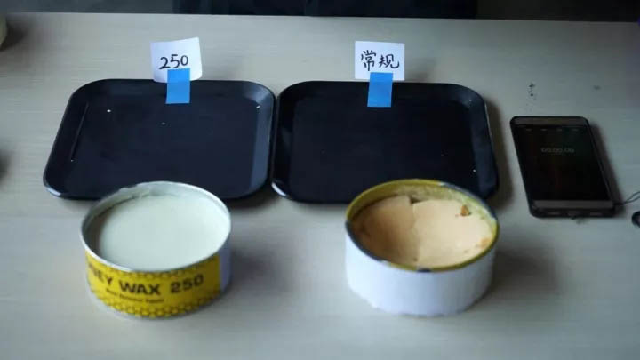 等待模具靜靜放置10-15分鐘，使脫模蠟充分滲透至模具表面