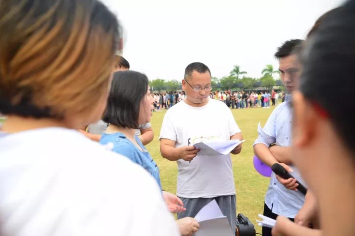 口哨發(fā)令、旗幟落下，比賽的完美呈現(xiàn)，離不開裁判員的辛苦付出，低調(diào)是他們的代名詞