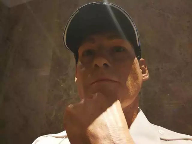 凌厲的眼神流轉(zhuǎn)，目光如炬，手掌的青筋清晰暴出，歲月的紋路無情橫亙——樹脂雕塑《站崗》