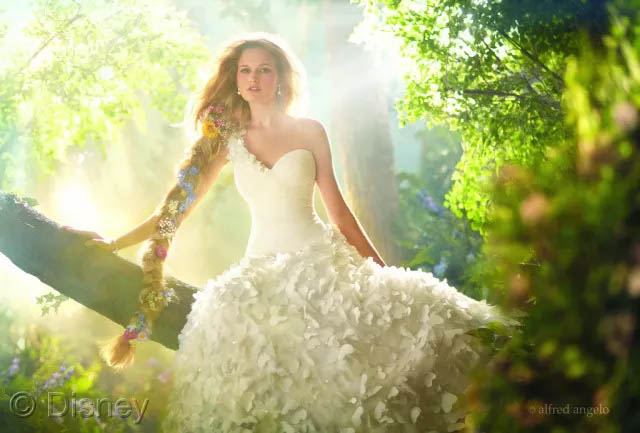 假若將玻璃鋼船艇比喻成一位女生，那么膠衣就是她華美的衣裳！