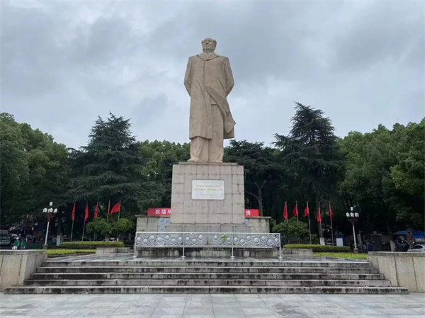 湖南大學(xué)，毛主席雕像