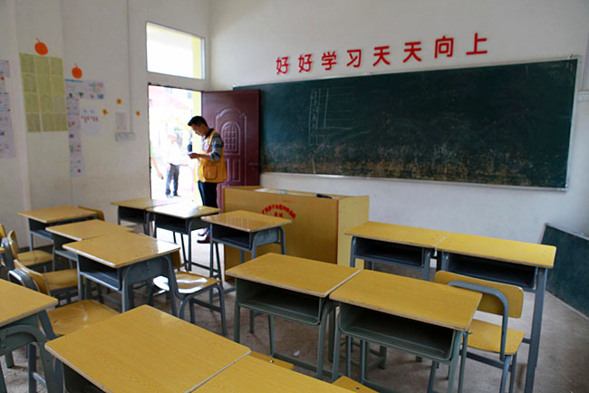梅嶺小學(xué)僅有20多個(gè)學(xué)生，只有包括1個(gè)校長(zhǎng)在內(nèi)的3個(gè)老師