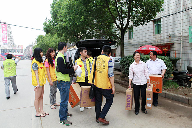 車隊(duì)到達(dá)備田小學(xué)，隨車捐贈(zèng)的物資送到小學(xué)