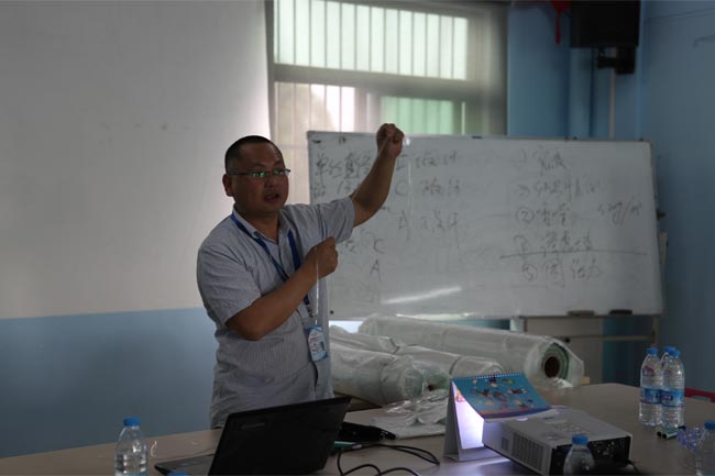 博皓總經理尹秀林為學員們講解《玻璃纖維知識》、《固化劑促進劑》