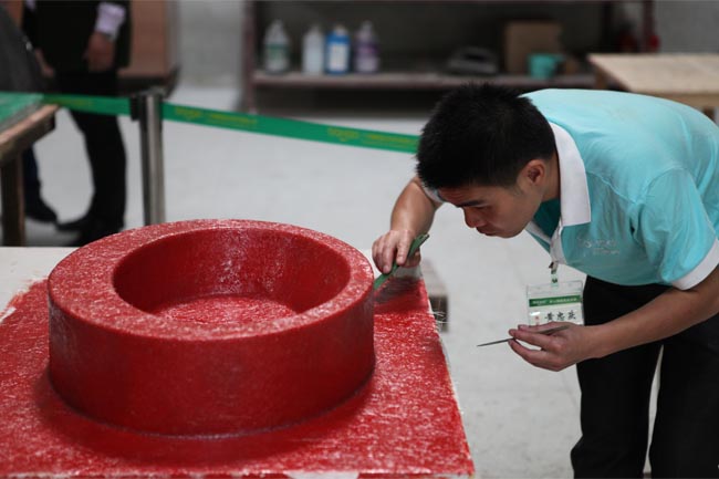 對(duì)表面層進(jìn)行排氣泡、除毛刺