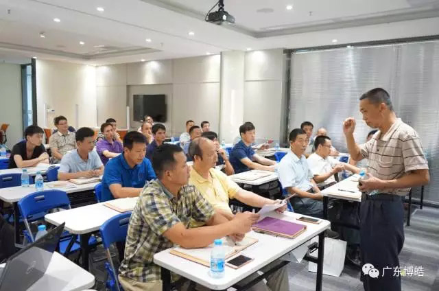 主講——原中國玻璃鋼協(xié)會技術(shù)研修的模具制作特聘講師、廣東博皓復(fù)合材料有限公司復(fù)合材料應(yīng)用技術(shù)總顧問譚永枝老師